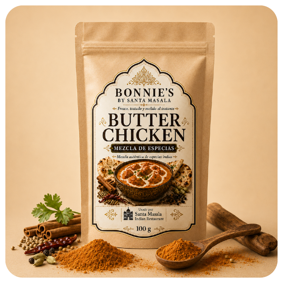 Empaque de mezcla de especias para Butter Chicken Bonnie’s by Santa Masala con cilantro, comino, cúrcuma, kasuri methi, canela, cardamomo y chile Kashmiri.