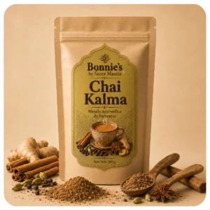 Chai Kalma artesanal de Santa Masala en bolsa beige resellable, elaborado con jengibre, cúrcuma, canela y clavo en Santa Marta, Colombia.