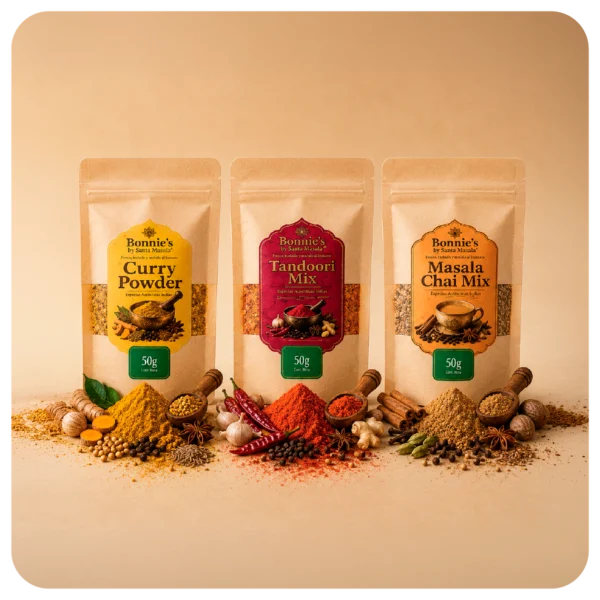 Combo x3 de especias Bonnie’s by Santa Masala de 50 g con Garam Masala, Curry Powder y Tandoori Mix en empaques beige.