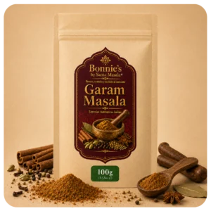 Garam Masala artesanal Santa Masala de 50 g en bolsa beige resellable, elaborado con comino, cilantro, pimienta negra, canela, clavo y cardamomo. Leyenda:
